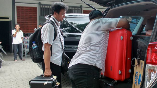 Penyidik Komisi Pemberantasan Korupsi (KPK) membawa sejumlah barang bukti seusai menggeledah rumah Bupati Sidoarjo, di Jawa Timur, Minggu (12/1). [ANTARA FOTO/Umarul Faruq]