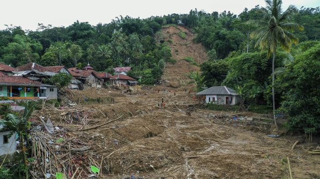 Foto udara anggota tim SAR gabungan melakukan pencarian korban tanah longsor dan banjir bandang yang masih belum ditemukan di Kampung Sinar Harapan, Desa Harkat Jaya, Kecamatan Sukajaya, Kabupaten Bogor, Jawa Barat, Sabtu (11/1). [ANTARA FOTO/Galih Pradipta]