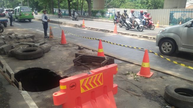 Jalan Daan Mogot Amblas, Wali Kota Tangerang Imbau Rute Alternatif