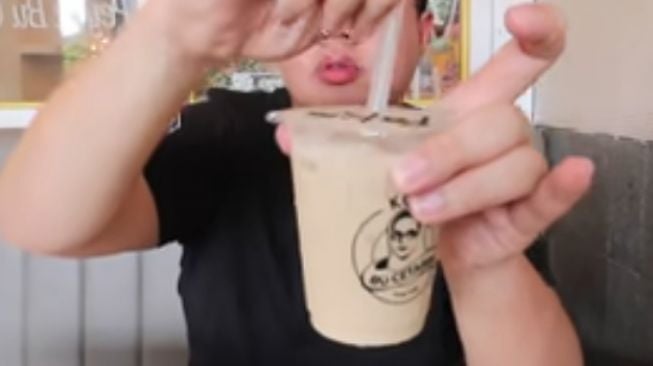 Kopi Palapa Bu Cetar, terbuat dari kopi, pandan, kelapa, susu dan gula jawa, menghasilkan cita rasa yang sungguh nikmat. (YouTube/Anak Kuliner)