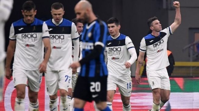 Bek Atalanta Robin Gosens (kedua dari kanan) merayakan golnya ke gawang Inter Milan bersama rekan setimnya dalam lanjutan Liga Italia di Giuseppe Meazza. MARCO BERTORELLO / AFP