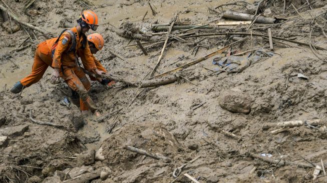 Anggota tim SAR gabungan melakukan pencarian korban tanah longsor dan banjir bandang yang masih belum ditemukan di Kampung Sinar Harapan, Desa Harkat Jaya, Kecamatan Sukajaya, Kabupaten Bogor, Jawa Barat, Sabtu (11/1). [ANTARA FOTO/Galih Pradipta]