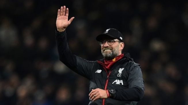 Manajer Liverpool Jurgen Klopp menyapa para suportermya setelah skuatnya menang atas tuan rumah  Tottenham Hotspur di London pada pekan ke-22 Liga Inggris. Glyn KIRK / AFP