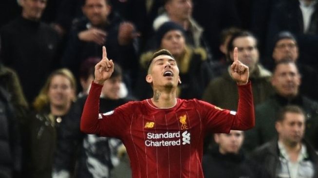 Gelandang Liverpool Roberto Firmino merayakan golnya ke gawang Tottenham Hotspur dalam lanjutan Liga Inggris di Tottenham Hotspur Stadium. Glyn KIRK / AFP