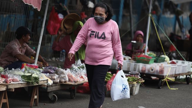 Pembeli berbelanja menggunakan kantong plastik di Pasar Minggu, Jakarta Selatan, Minggu (12/1). [Suara.com/Angga Budhiyanto]