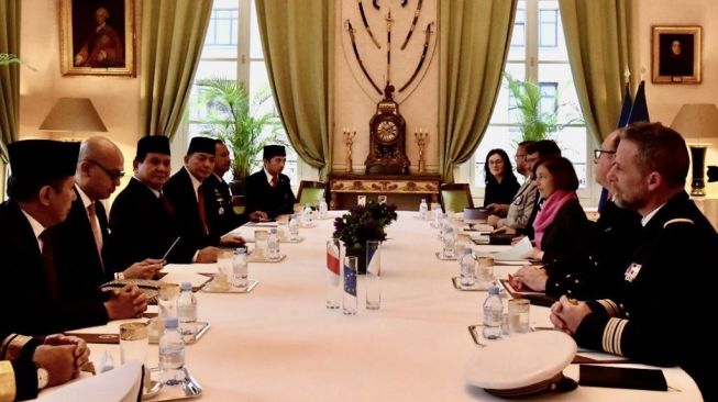 Menhan Prabowo Subianto bersama rombongan saat bertemu dengan Menteri Pertahanan Prancis Florence Parly beserta jajarannya, di Kantor Kemenhan Prancis di Paris, Senin (13/1/2020). [Dok. KBRI Paris]