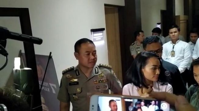 Artis dangdut Eka Deli Mardiana akhirnya selesai diperiksa Polda Jawa Timur selama 10 jam sejak pukul 100 WIB hingga pukul 20.00 WIB, Senin (13/1/2020), terkait kasus investasi bodong MeMiles. [Suara.com/Achmad Ali]