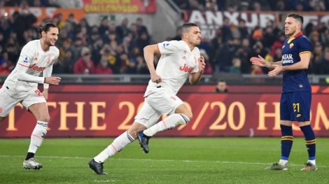 Bek Juventus Merih Demiral (tengah) merayakan golnya ke gawang AS Roma saat laga Liga Italia di Stadion Olimpico. Tiziana FABI / AFP