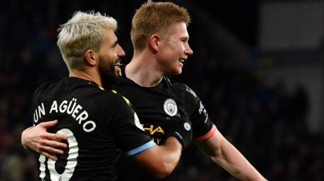 Striker Manchester City'Sergio Aguero (kiri) merayakan golnya ke gawang Aston Villa bersama dengan Kevin De Bruyne saat laga Liga Inggris di Villa Park. Paul ELLIS / AFP