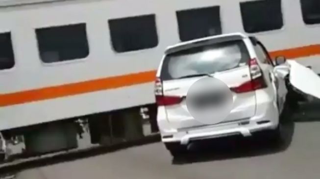 Viral Moncong Mobil Tersambar Kereta, Efek Medan Magnet pada Rel?