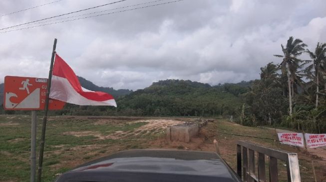 Salah satu jalan menuju Gunung Salakan, di Desa Sumberagung, Kecamatan Pesanggaran, Kabupaten Banyuwangi, yang dijaga warga setempat yang menolak penambangan emas di wilayah tersebut pada Minggu (12/1/2020). [Suara.com/Ahmad Su'udi]