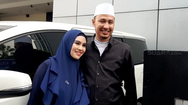 Kartika Putri dan suami, Habib Usman Bin Yahya. [Evi Ariska/Suara.com]