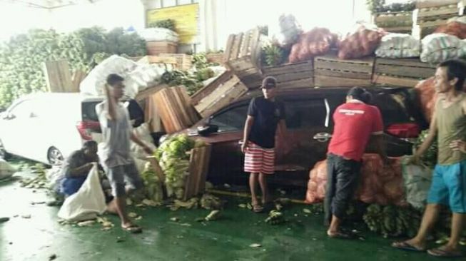 Viral Mobil Baru Turun dari Dealer Tertimpa Tumpukan Buah, Langsung Ringsek