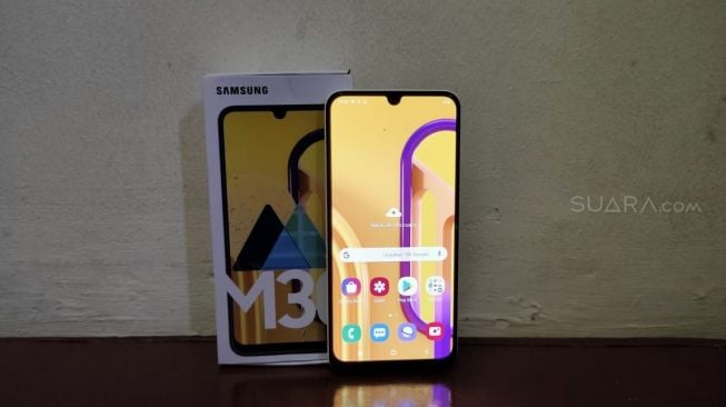 Samsung Galaxy M30. [Suara.com/Tivan Rahmat]