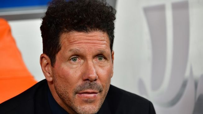 Pelatih Atletico Madrid, Diego Simeone di bench pada laga Piala Super Spanyol 2020 kontra Real Madrid di King Abdullah Sports City, Jeddah, Arab Saudi, Senin (13/1/2020) dini hari WIB. [Giuseppe CACACE / AFP]