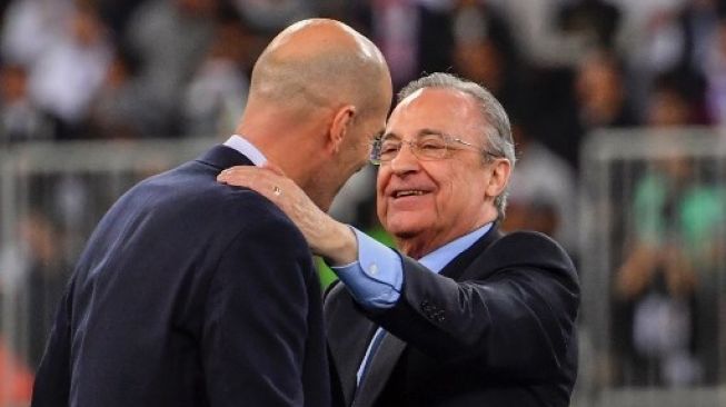Presiden Real Madrid Florentino Perez (kanan) memberikan selamat kepada Zinedine Zidane usai kemenangan Los Blancos di final Piala Super Spanyol yang berlangsung di Jeddah, Arab Saudi, Senin (13/1/2020). [AFP]