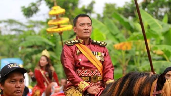 Warga Kabupaten Purworejo, Jawa Tengah, digegerkan oleh kemunculkan orang yang mengaku sebagai pemimpin Kerajaan Agung Sejagat alias KAS. [Facebook]