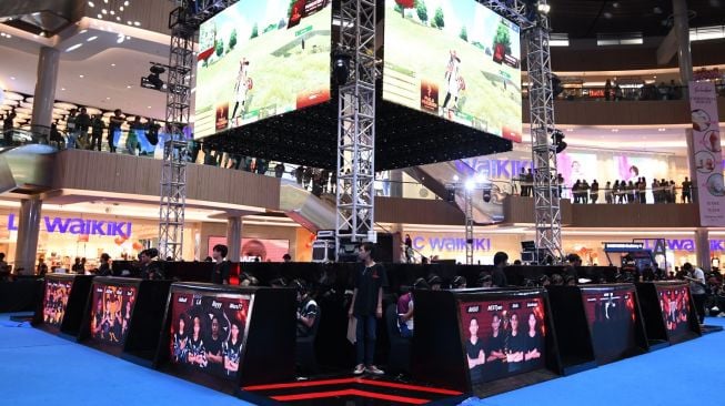 Panggung megah Final Kualifikasi Regional Timur Piala Presiden Esports 2020 di Grand Atrium Pakuwon Mall, Surabaya, Jawa Timur. [dokumentasi pribadi]