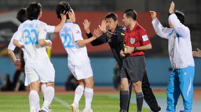 Sergio Farias saat melatih klub Korea Selatan, Pohang Steelers ketika skuatnya menghadapi klub Jepang Kawasaki Frontale di Liga Champions Asia 27 Oktober 2009. AFP PHOTO/Toru YAMANAKA