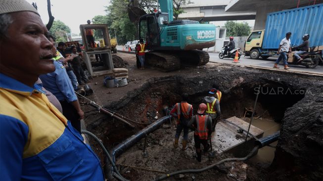 Ada Lobang Besar, Jalan Daan Mogot Macet Parah