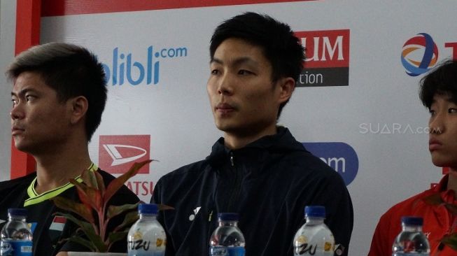 Pebulutangkis tunggal putra China Taipei, Chou Tien Chen (tengah), saat mengikuti konferensi pers Indonesia Masters 2020 di Istora Senayan, Jakarta, Senin (13/1). [Suara.com/Arief Apriadi]