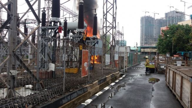 Gardu Induk Gambir Baru Terbakar, Api Besar Berkobar