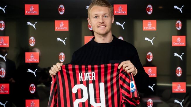 Simon Kjaer resmi gabung AC Milan dengan status pinjaman. [Laman resmi AC Milan]