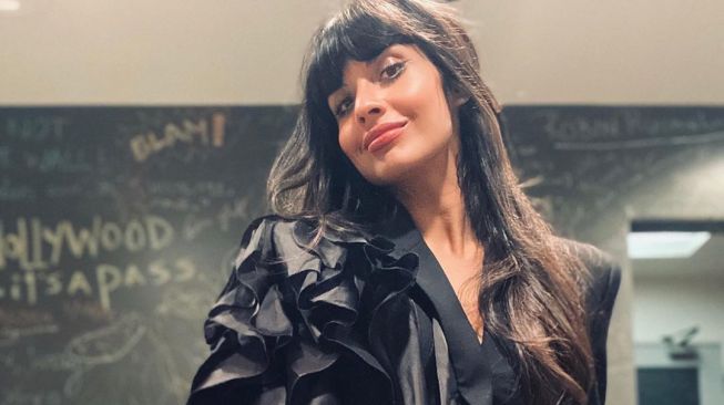 Jameela Jamil Sarankan Unfollow Instagram Kim Kardashian, Ini Sebabnya