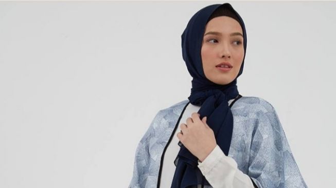 6 Outer Hijab Kekinian yang Bikin Penampilan Kamu Semakin Modis