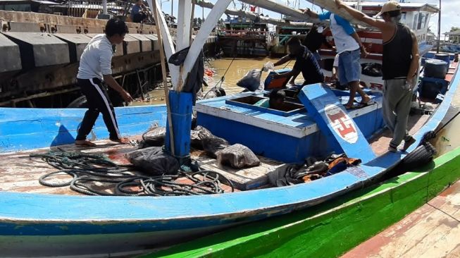 Musim Panen, Nelayan di Lebak Nekat Melaut Saat Kondisi Gelombang Tinggi  