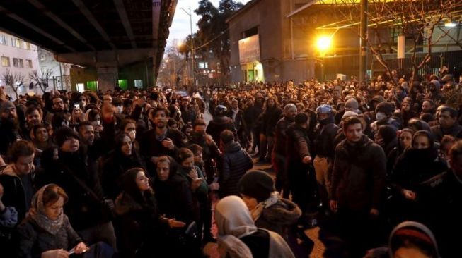 Warga Iran Protes Pemerintahnya Setelah Mengaku Tembak Pesawat Ukraina