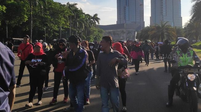 Bubarkan Diri, Massa Anti Anies Baswedan Dikawal Polisi