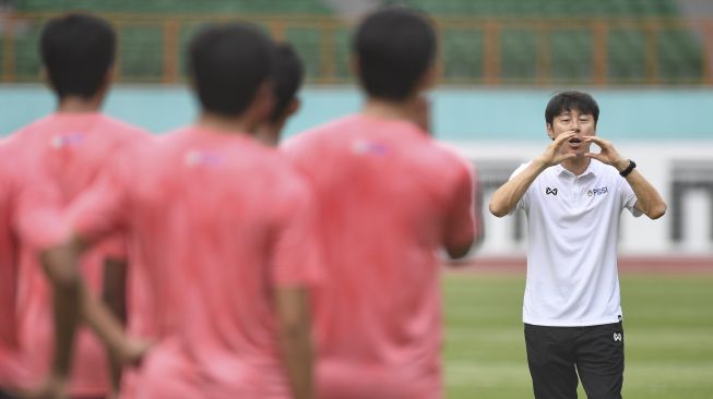 Pelatih Timnas Indonesia Shin Tae-yong memberikan instruksi saat seleksi pemain Timnas Indonesia U-19 di Stadion Wibawa Mukti, Cikarang, Bekasi, Jawa Barat, Senin (13/1/2020). ANTARA FOTO/Hafidz Mubarak A