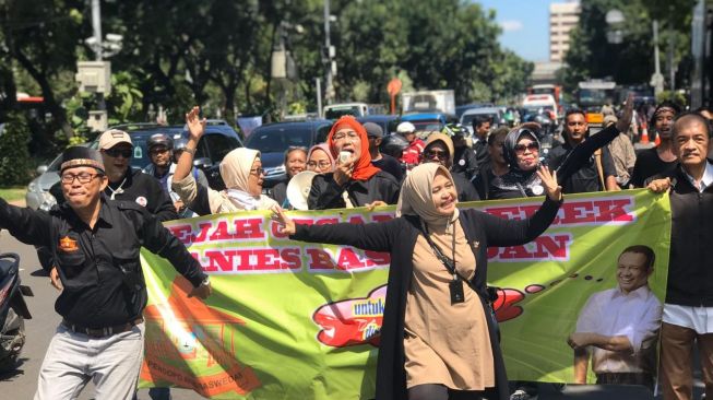 Demo Massa Pro dan Kontra Anies di Balai Kota Memanas, Saling Tunjuk