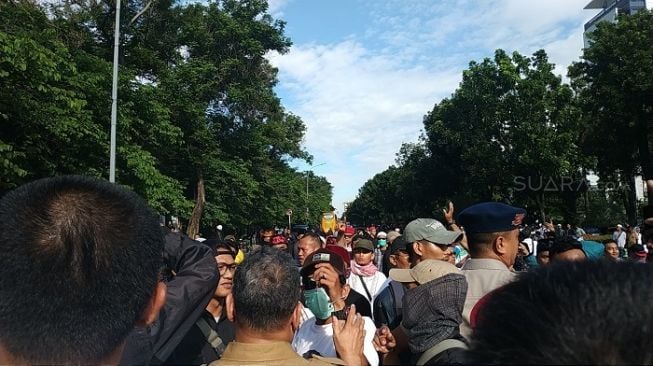 Massa pro Anies kubu Bang Japar sempat memanas dengan kelompok Abu Janda Cs yang menuntut Gubernur DKI Jakarta Anies Baswedan mundur. (Suara.com/Fakhri).