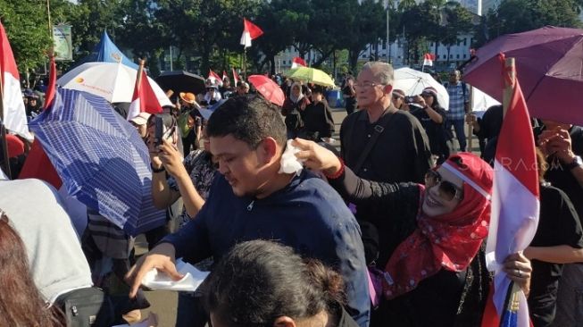 Kubu kontra Anies seusai melakukan aksi lempar tomat saat demo menuntut Gubernur DKI Jakarta Anies Baswedan mundur. (Suara.com/Fakhri).