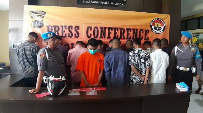 APS (18), pelajar asal Bantul, ditetapkan sebagai tersangka penyerangan pelajar bernama Fatur Nizar Rakadio alias Dio (17), di Jalan Siluk-Panggang, Kecamatan Imogiri, Kabupaten Bantul, Sabtu (14/12/2019) hingga menyebabkan korban meninggal dunia pada Kamis (9/1/2020). - (Suara.com/Julianto)