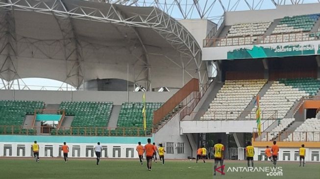 Pemain seleksi tim nasional U-19 Indonesia menjalani pertandingan internal di Stadion Wibawa Mukti, Cikarang Timur, Jawa Barat, Selasa (14/1/2020). (Michael Siahaan)