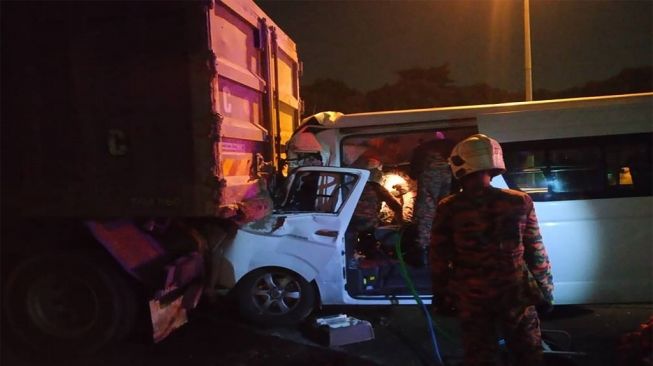 Kondisi mobil van yang ditumpangi Kento Momota dan rombongan menabrak bagian belakang truk di Mex Espressway, Kuala Lumpur, Malaysia, Senin (13/1/2020). [AFP/Malaysia Fire and Rescue Department]