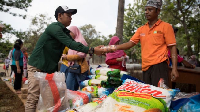 Aktivitas warga berbelanja pangan murah di RPTRA Ranggon Kusuma Baru, Pondok Ranggon, Jakarta Timur, Selasa (14/01). [Suara.com/Alfian Winanto]
