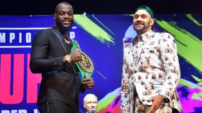 Juara dunia kelas berat WBC, Deontay Wilder (kiri), dalam konferensi pers jelang melawan Tyson Fury (kanan) di Los Angeles, AS, Senin (13/1/2020). [AFP/Frederic J. Brown]