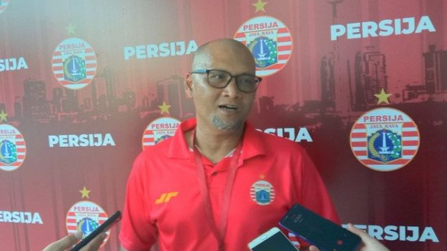 Asisten pelatih Persija Jakarta Sudirman menjawab pertanyaan para pewarta di kompleks Pangkalan Udara TNI AU Halim Perdanakusuma, Jakarta, Selasa (14/1/2020). (ANTARA/A Rauf Andar Adipati)