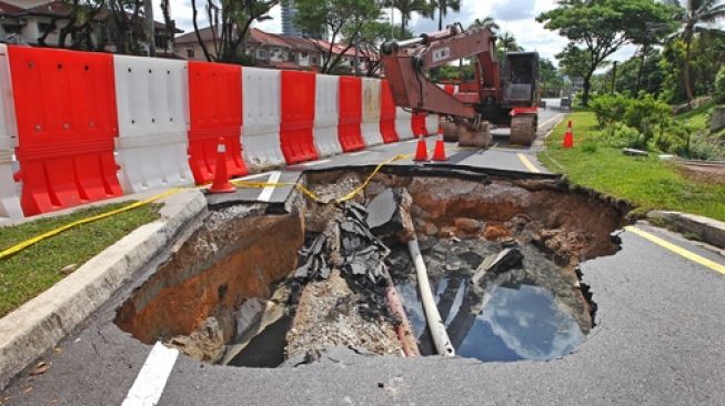 Bikin Ngeri, 21 Mobil Tertelan Lubang Raksasa di China