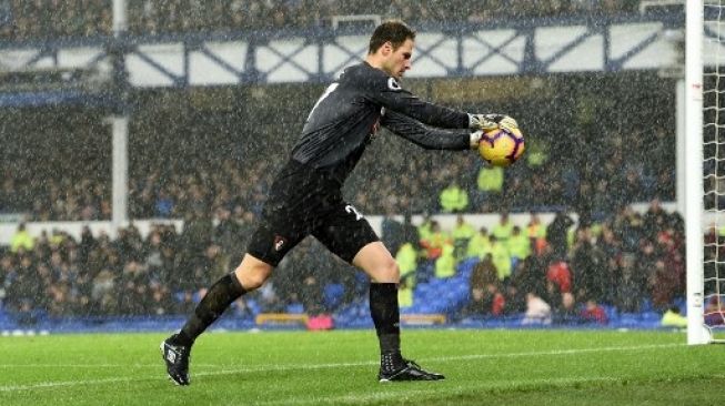 Kiper Bournemouth Asmir Begovic menangkap bola saat menghadapi Everton dalam lanjutan Liga Inggris di Goodison Park. Paul ELLIS / AFP