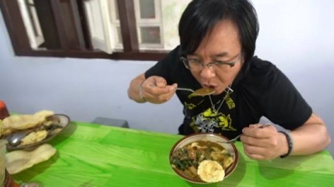 Ari Lasso santap Rujak Soto khas Banyuwangi. (Screenshot YouTube/Ari Lasso TV)