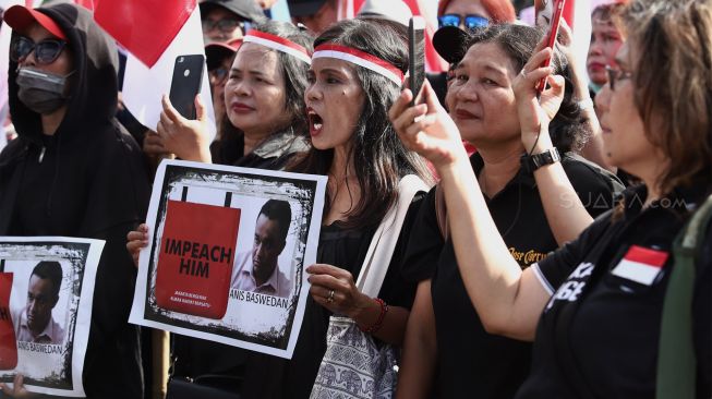 Sejumlah massa yang kontra terhadap Gubernur Anies Baswedan menggelar aksi unjuk rasa di depan Balai Kota DKI Jakarta, Selasa (14/1). 