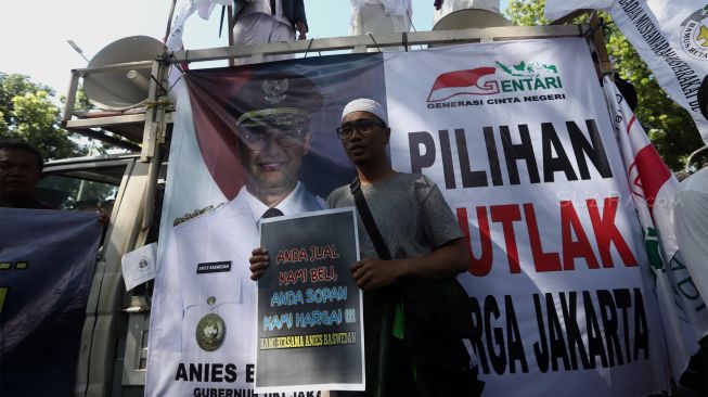 Sejumlah massa yang pro terhadap Gubernur Anies Baswedan melakukan aksi unjuk rasa di kawasan Monumen Nasional (Monas), Jakarta, Selasa (14/1). [Suara.com/Angga Budhiyanto]
