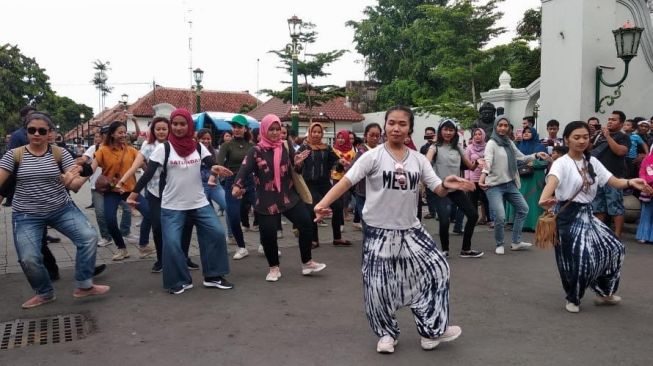 Meriah, Ratusan Penari Mangayubagyo Golek Menak di Selasa Wagen