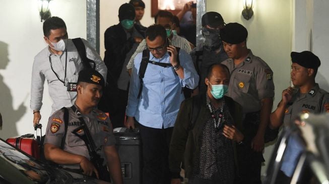 Penyidik KPK membawa koper yang diduga berisi barang bukti usai menggeledah Kantor KPU Pusat di Jakarta, Senin (13/1). [ANTARA FOTO/Akbar Nugroho Gumay]