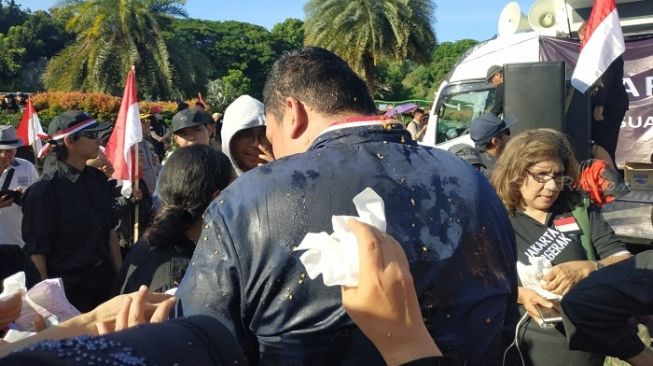 Kubu kontra Anies seusai melakukan aksi lempar tomat saat demo menuntut Gubernur DKI Jakarta Anies Baswedan di kawasan Patung Kuda, Jakpus. (Suara.com/Fakhri).